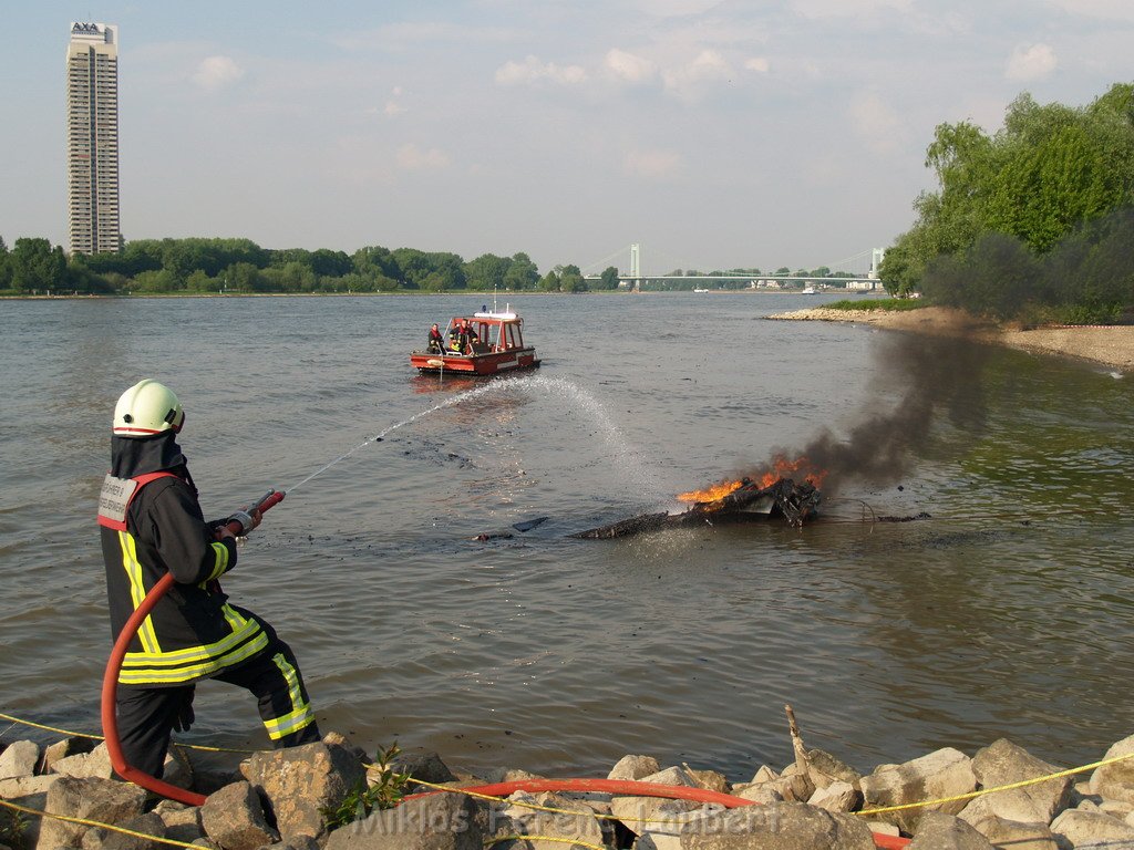 Kleine Yacht abgebrannt Koeln Hoehe Zoobruecke Rheinpark P153.JPG